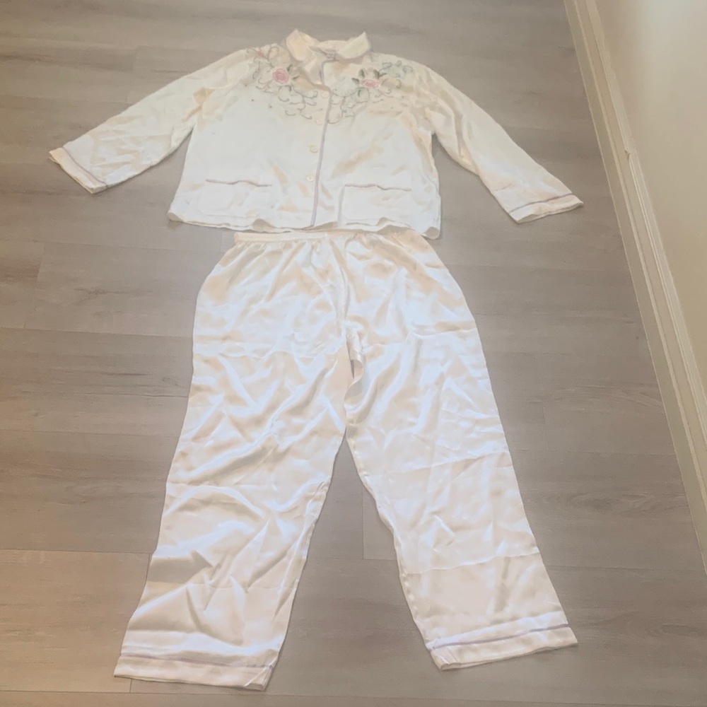 New 100% silk luxury White Pajamas set with Floral Embroidery